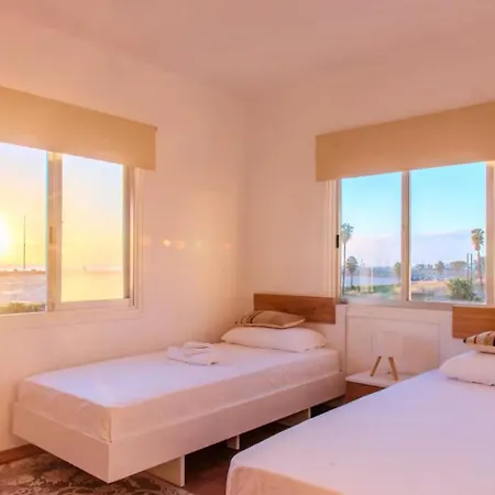 Apartman 2br Sunrise Port View Steps From Finikoudes By Cyprus Horizons *