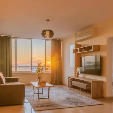 2br Sunrise Port View Steps From Finikoudes By Cyprus Horizons Apartman Lárnaka