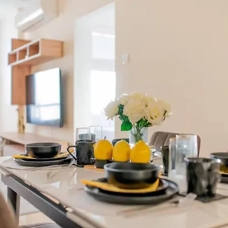 Apartman 2br Sunrise Port View Steps From Finikoudes By Cyprus Horizons *