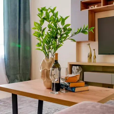 2br Sunrise Port View Steps From Finikoudes By Cyprus Horizons Apartman Lárnaka
